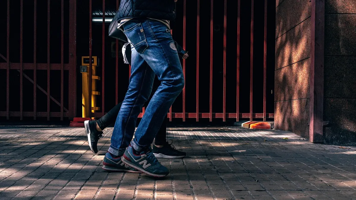 7 dấu hiệu người đàn ông thích bạn — theo hành vi, không theo lời nói - dấu hiệu đàn ông thích bạn - PHI — my.aphica.com