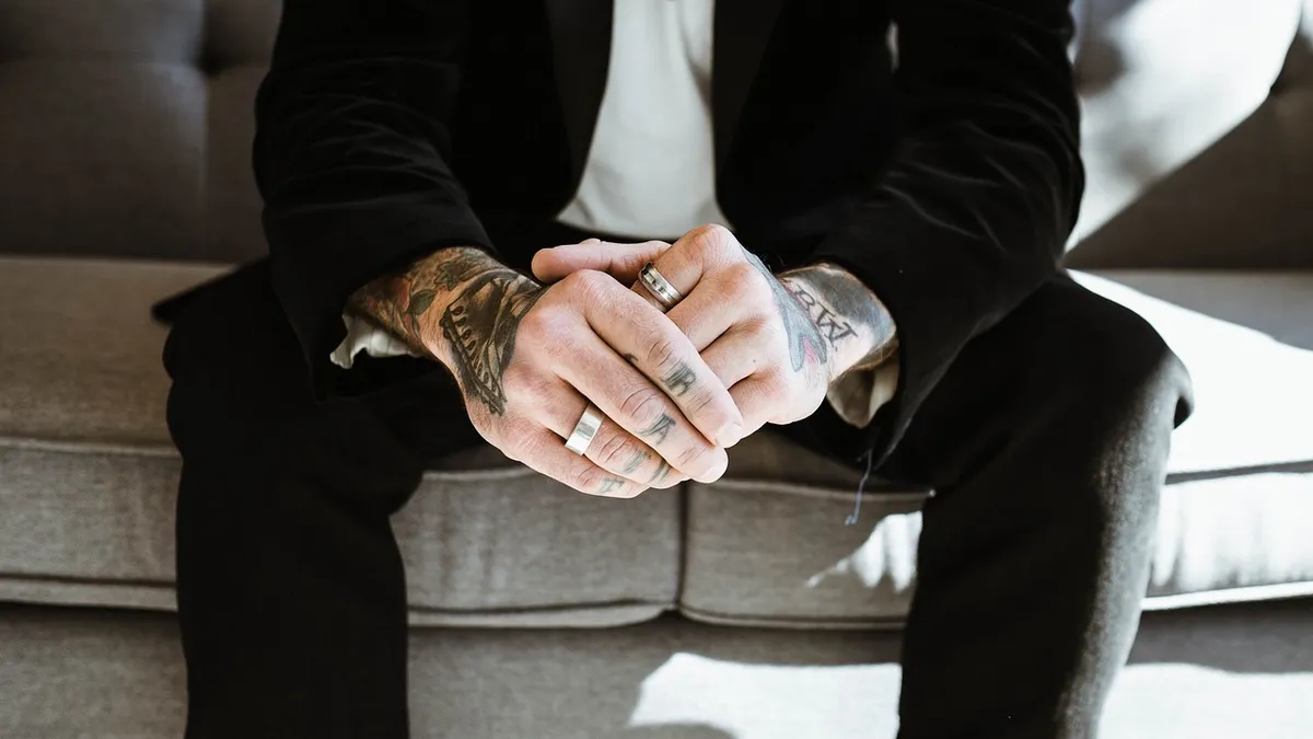 Đàn ông nhu nhược trông chiều chuộng là kiểu người như thế nào? - dấu hiệu đàn ông nhu nhược trông chiều chuộng - PHI — my.aphica.com