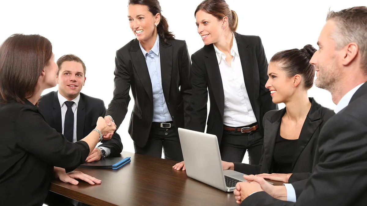 phân biệt dấu hiệu người đàn ông thích bạn và lịch sự xã giao — PHI my.aphica.com