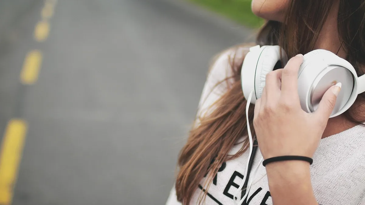 người đàn ông trưởng thành điềm đạm ít nói có chiều sâu — PHI my.aphica.com